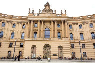 Humboldt Üniversitesi 'nin Berlin' deki tarihi binası. Almanya 'nın mimarisi. Berlin, Almanya - 05.17.2019