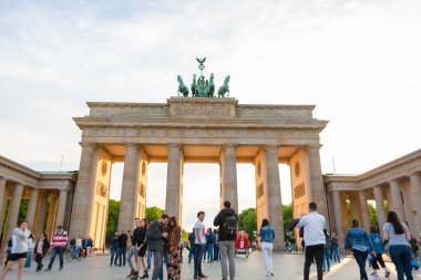 Berlin 'deki ünlü Brandenburg Kapısı. Almanya 'nın mimari eserleri. Berlin, Almanya - 05.17.2019