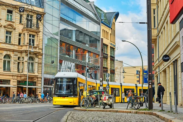 현대의 노란색 전차는 베를린 2019 — 스톡 사진