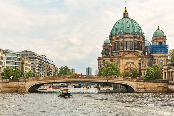 Berlin 'deki tarihi katedral binası. Almanya 'nın simgeleri. Berlin, Almanya - 05.17.2019