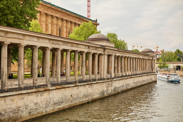 도리스 컬럼들은 베를린에 박물관 바깥에 행각에 베를린 2019 — 스톡 사진