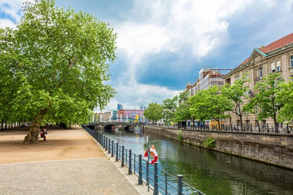 Bir Avrupa şehrinde bir nehir kanalı. Yürüyüş için harika güneşli bir gün. Berlin, Almanya - 05.17.2019