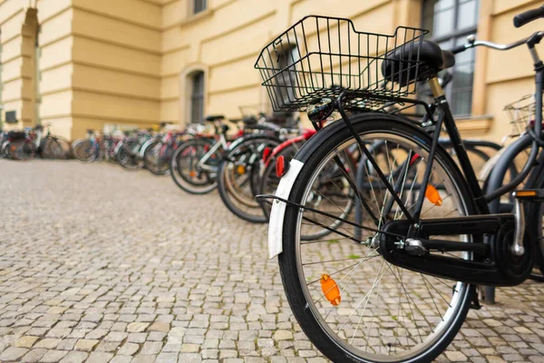 Парковка Велосипедов Европе Популярный Городской Транспорт — стоковое фото