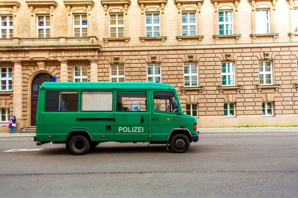 Régi Német Rendőrségi Minibusz Átlátszó Szemüveggel Berlin Németország 2019 — Stock Fotó