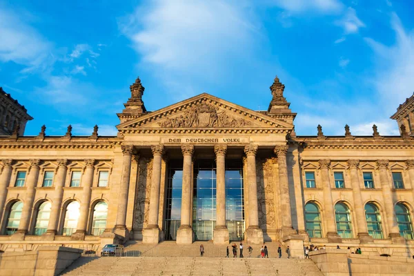 Güneşli bir günde Berlin parlamentosunun inşası. Berlin, Almanya - 05.17.2019