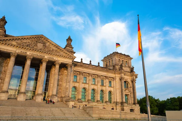 Güneşli bir günde Berlin parlamentosunun inşası. Berlin, Almanya - 05.17.2019