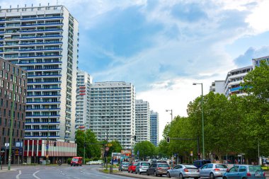 Berlin 'in yaz manzarası. Modern Avrupa. Berlin, Almanya - 05.17.2019