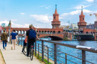 Berlin 'de turizm yürüyüşü. Nehrin üzerindeki eski güzel köprü. Berlin, Almanya - 05.17.2019
