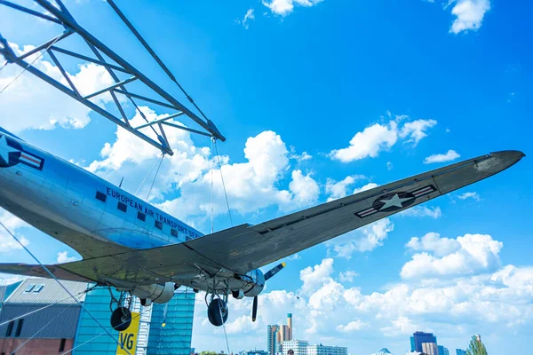 Het Vliegtuig Opgehangen Aan Gevel Van Het Gebouw Van Het — Stockfoto