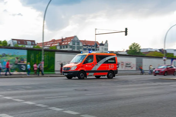一辆闪烁着灯光的救护车沿着城市大街疾驰而至 德国柏林 2019 — 图库照片