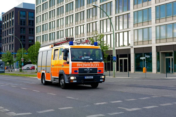 一辆闪烁着灯光的消防车沿着城市大街疾驰而至 德国柏林 2019 — 图库照片