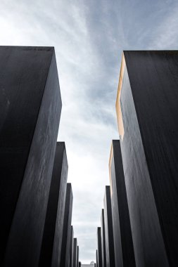 Berlin 'deki Yahudi soykırımının anıtı. Çeşitli yüksekliklerdeki sütunlar.
