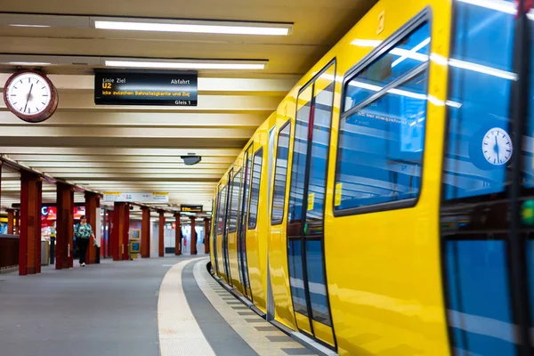 Modern Tunnelbana Gult Tåg Stationen — Stockfoto