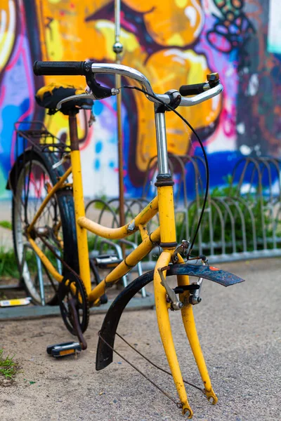 Заброшенный Велосипед Переднего Колеса — стоковое фото
