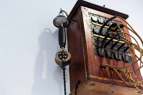老式木制电话机的详情 — 图库照片