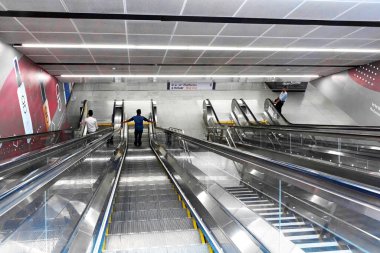 Alışveriş merkezinde devasa modern yürüyen merdivenler var. Kuala Lumpur, Malezya - 03.10.2020