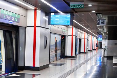 Malezya 'daki modern metro istasyonu. Kuala Lumpur, Malezya - 03.10.2020