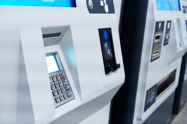 Metro istasyonundaki bilet makineleri kapatın..