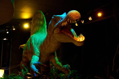 Jurassic Park 'ın içinde robotik dinozorlarla dolu bir müze. Kuala Lumpur, Malezya - 03.14.2020