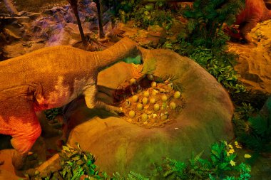 Jurassic Park 'ın içinde robotik dinozorlarla dolu bir müze. Kuala Lumpur, Malezya - 03.14.2020