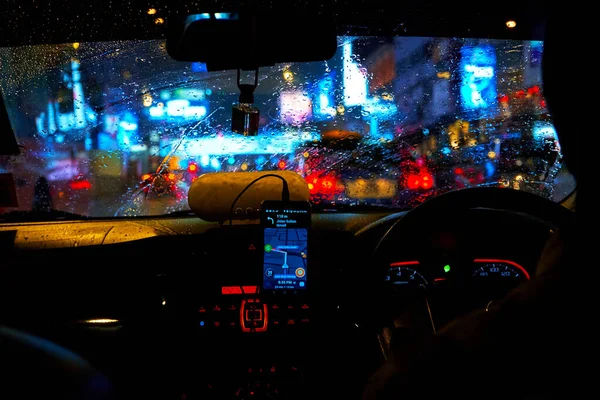Εσωτερικό Ενός Αυτοκινήτου Οδήγηση Νύχτα Βροχερή Πόλη Θολά Φώτα Της — Φωτογραφία Αρχείου