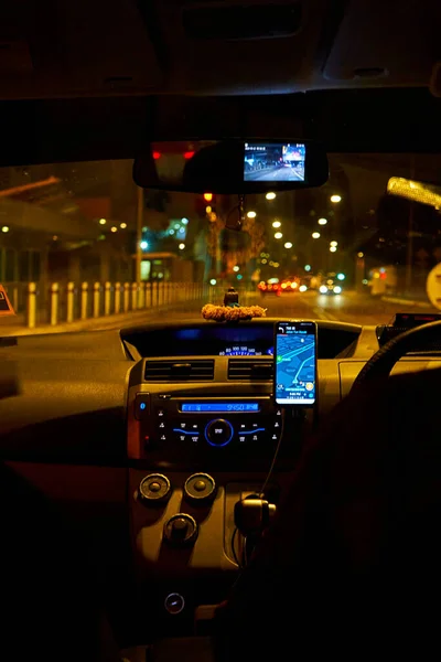 Εσωτερικό Ενός Αυτοκινήτου Οδήγηση Νύχτα Βροχερή Πόλη Θολά Φώτα Της — Φωτογραφία Αρχείου