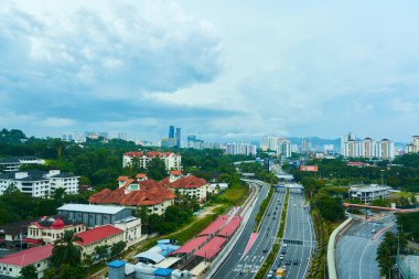 Şehre giden geniş bir otoyol. Üst Manzara. Şehir merkezine giderken büyük bir trafik sıkışıklığı var. Kuala Lumpur, Malezya - 04.13.2020
