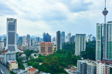 Modern megapolis 'in şehir merkezindeki manzara. Kuala Lumpur, Malezya - 04.01.2020
