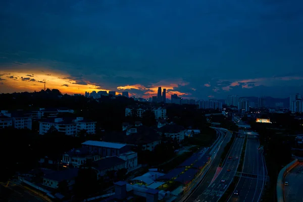 Zachód Słońca Ciemnymi Deszczowymi Chmurami Nad Nowoczesnym Miastem Kuala Lumpur — Zdjęcie stockowe