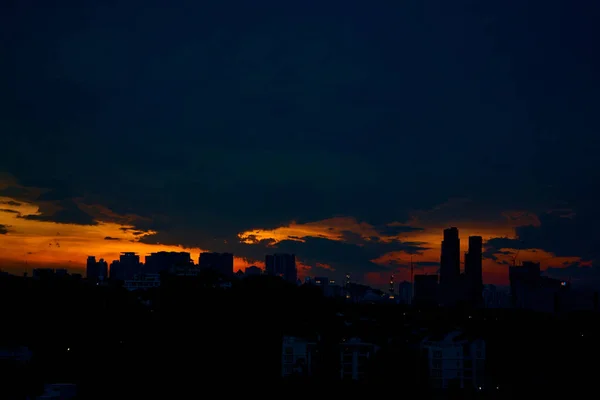 Закат Темными Дождливыми Облаками Над Современным Городом — стоковое фото