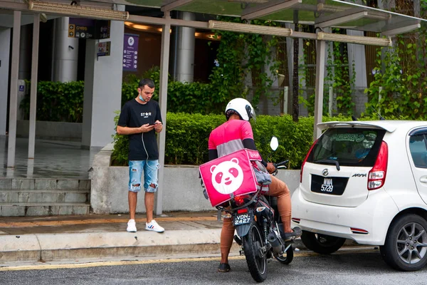 那家伙是骑自行车从快递员那里收到定货的 马来西亚吉隆坡 2020 — 图库照片