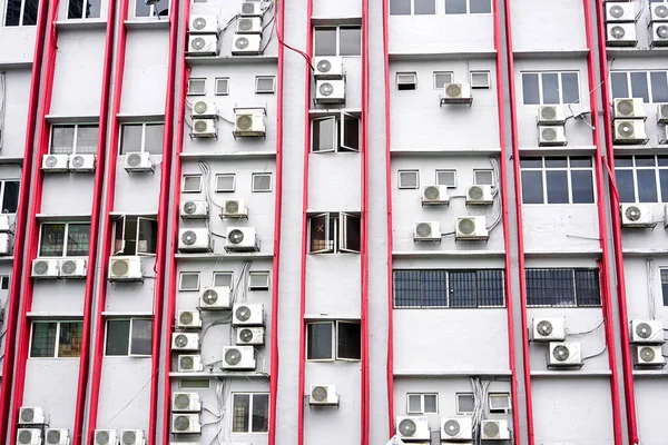 Byggnadens Vägg Hängd Med Luftkonditioneringsapparater — Stockfoto
