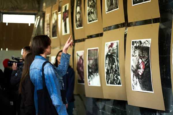 Gente Caminando Por Exposición Ucraniana Arte Moderno Tema Guerra Dnipro — Foto de Stock