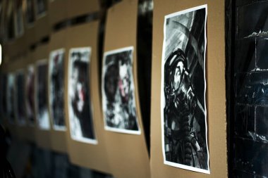 Modern Ukrayna savaş sanat galerisinin sergisi. Dnipro, Ukrayna - 05.10.2022