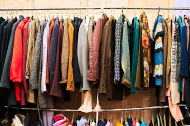 İnsani yardım merkezinde bedavaya giysi askısı..