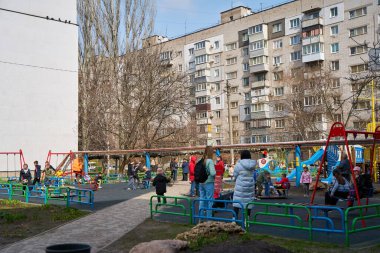 Kalabalık oyun alanları, çocuklar bahar günlerinin tadını çıkarıyor. Dnipro, Ukrayna - 04.15.2022