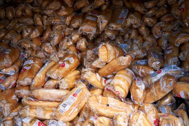 Bir otobüs dolusu ekmek, insani gıda yardımı. Dnipro, Ukrayna - 05.13.2022