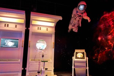 Fotoğrafını koyabileceğin komik astronot uzay giysisi. Uzay ve astronotlar müzesi. Kuala Lumpur, Malezya - 04.01.2020