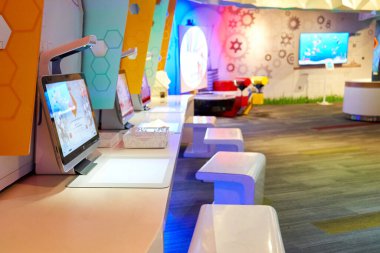 Bilim müzesinin oyun parkının içi. Çocuklar için eğlence ve eğitim. Kuala Lumpur, Malezya - 04.01.2020