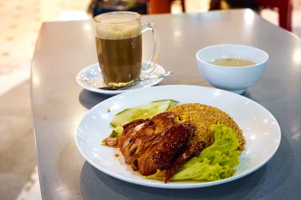 Almoço Negócios Num Café Asiático Arroz Com Bebida Frango Sopa — Fotografia de Stock