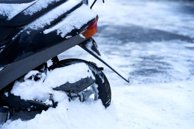 Scooter karla kaplı. Motosiklet sürmek için kötü bir hava..