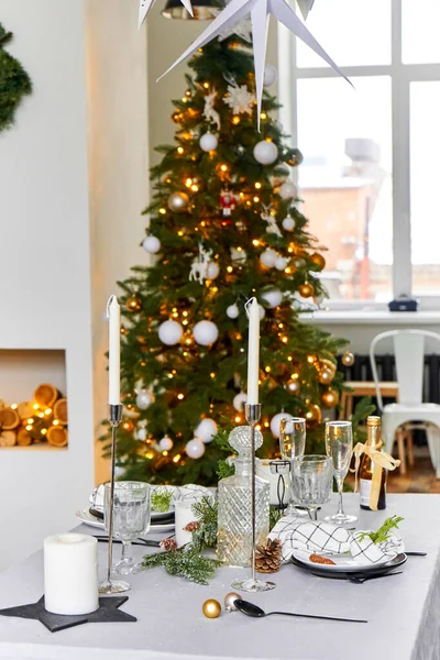 Lehký Sváteční Vánoční Interiér Prostřený Stůl Pro Slavnostní Večeři — Stock fotografie