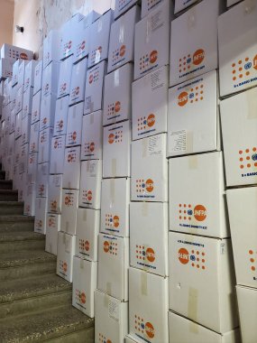 Depoda Ukraynalıları geçici olarak taşımak için insani yardım kutuları vardı. Dnipro, Ukrayna - 06.30. 2022