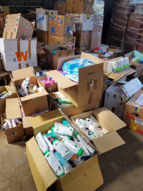 Ukrayna için hijyenik bir insani yardım paketler halinde düzenlendi ve geçici olarak taşınan kişilere gönderildi. Dnipro, Ukrayna - 06.30. 2022