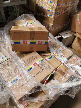 Gönüllü merkez deposunda Ukrayna için insani yardım kutuları. Dnipro, Ukrayna - 06.30. 2022