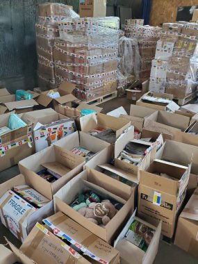 İçinde insani yardım bulunan kutular Ukrayna 'nın geçici göçmenlerine gönderilmeye hazır. Dnipro, Ukrayna - 06.30. 2022