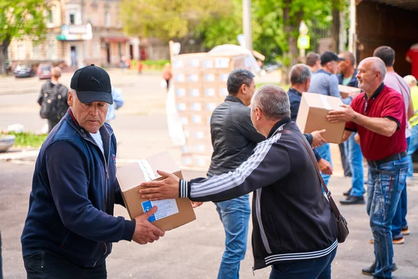 乌克兰志愿者卸下装有人道主义援助物品的箱子 Dnipro Ukraine 2022 — 图库照片