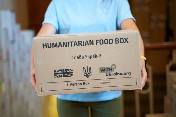 Ritratto Volontaria Ucraina Con Scatola Carta Aiuto Umanitario Dnipro Ucraina — Foto Stock