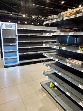 Markette boş raflar. Tüketici için yiyecek kıtlığı. Dnipro, Ukrayna - 02.27.2022