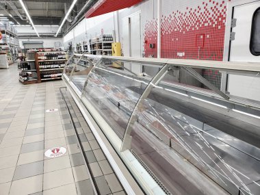Markette boş raflar. Tüketici için yiyecek kıtlığı.